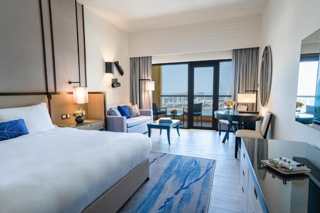 Sea Front View Family Room with Balcony - King Bed - Image 4