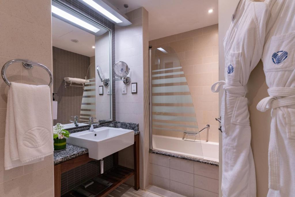 Sea Front View Room with Balcony - Twin Bed - Image 2