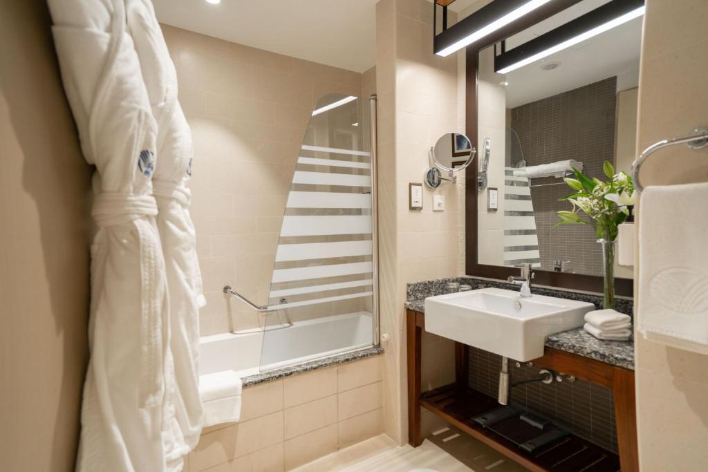 Sea View Family Room with Balcony - King Bed - Image 3
