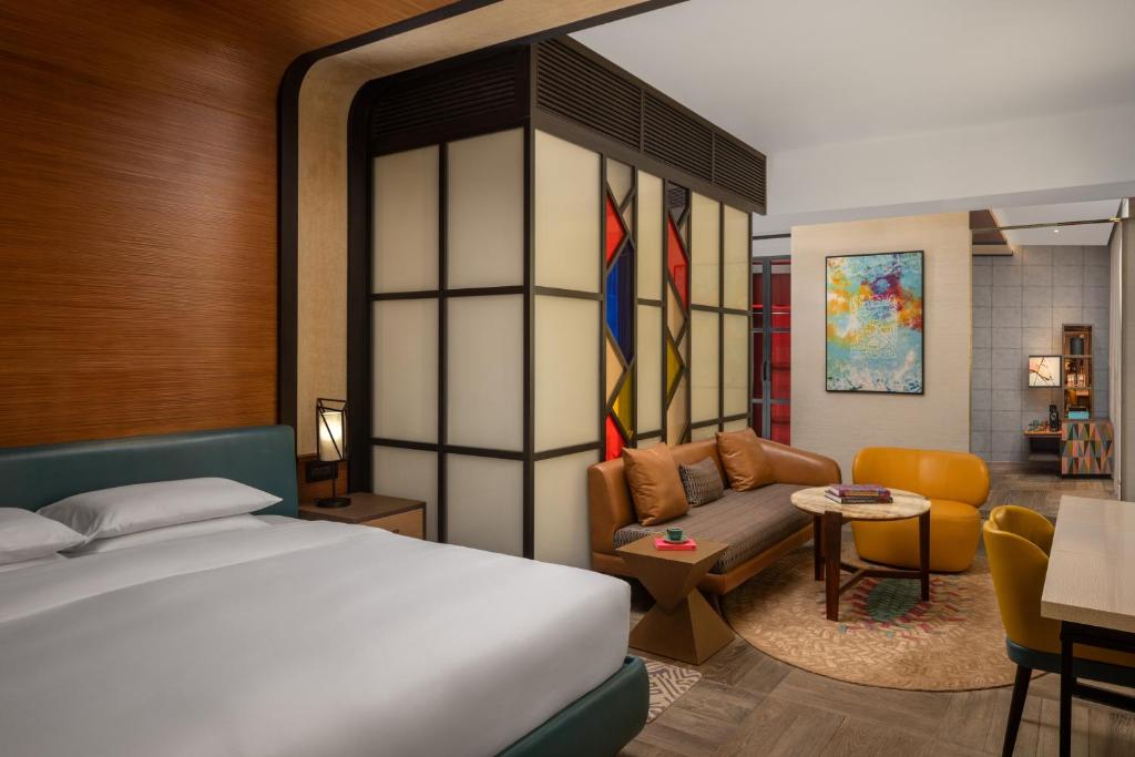 Deluxe King Room - Image 1