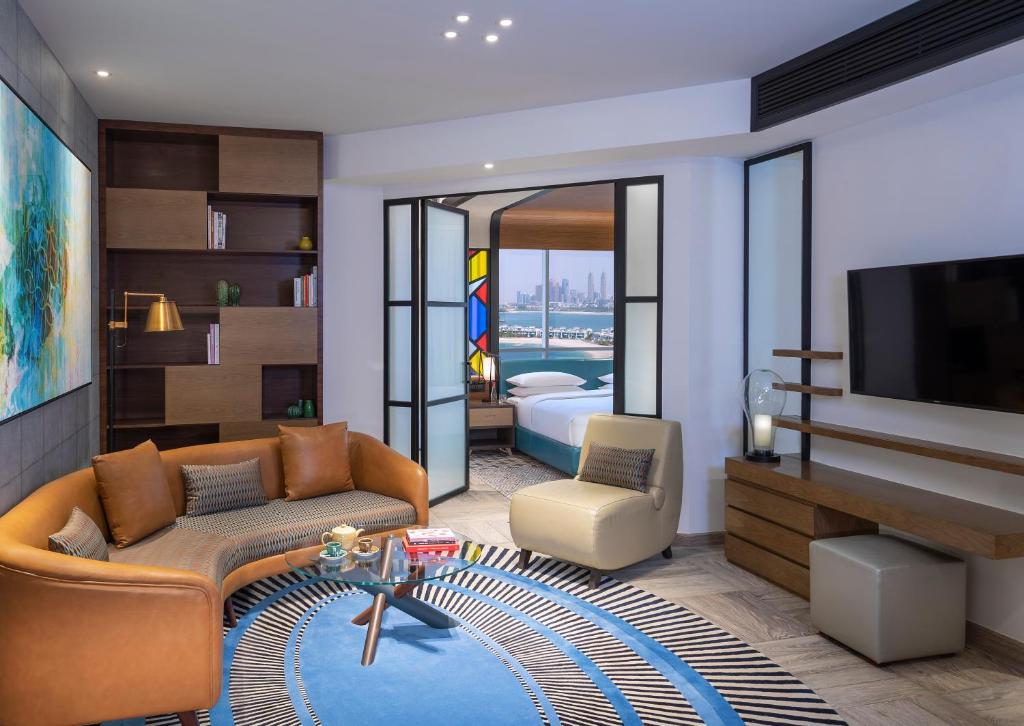 Deluxe Suite with Sea View - Image 2