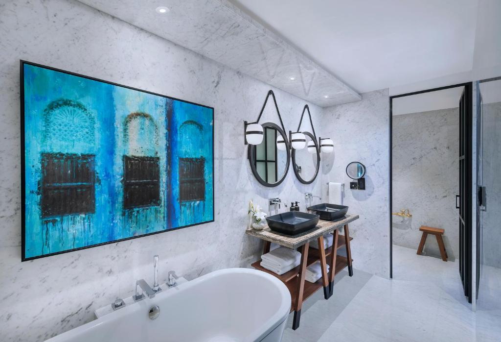 Deluxe Suite with Sea View - Image 3