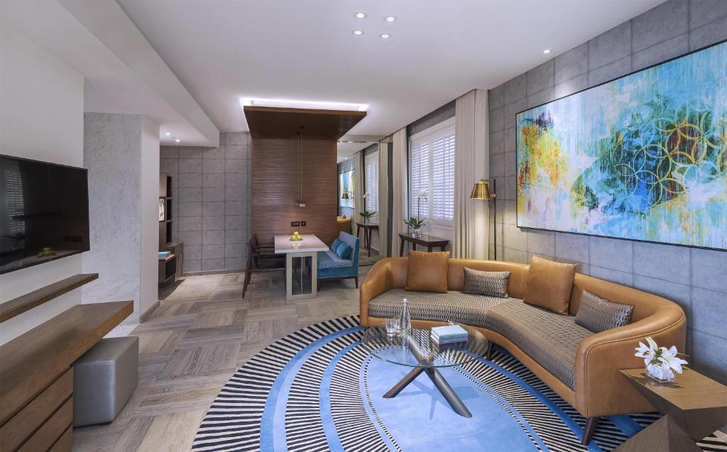 Deluxe Suite with Sea View - Image 5