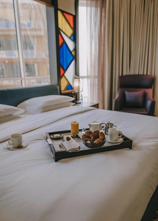 Deluxe Suite with Sea View - Image 6