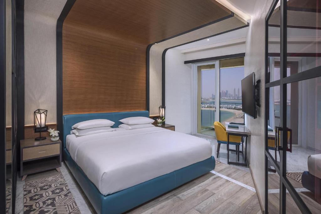King Room with Balcony - Image 1