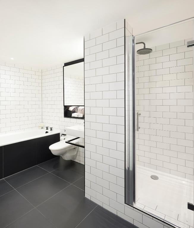 Large Suite - Image 5