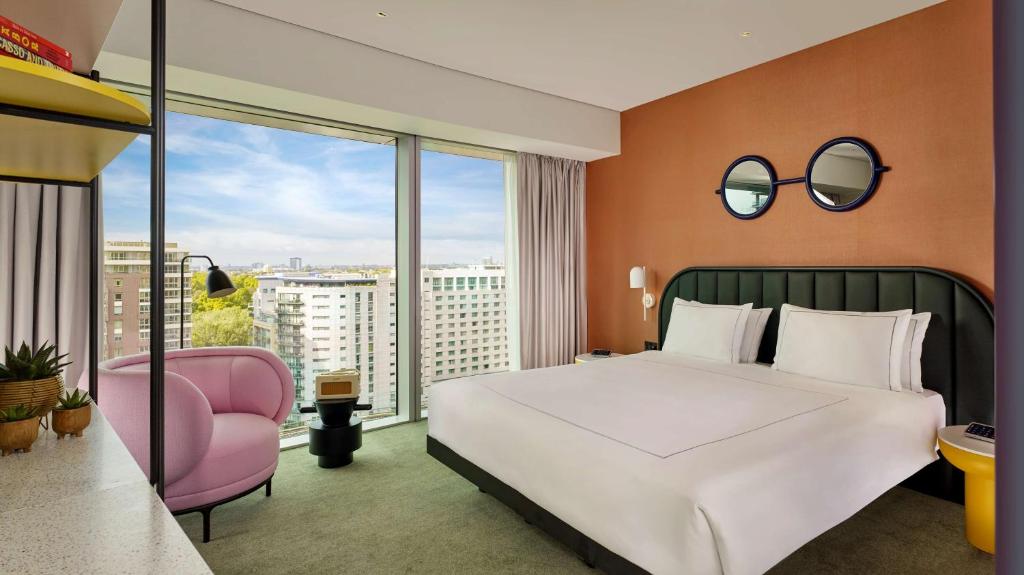 Art Room Skyline View King - Image 1