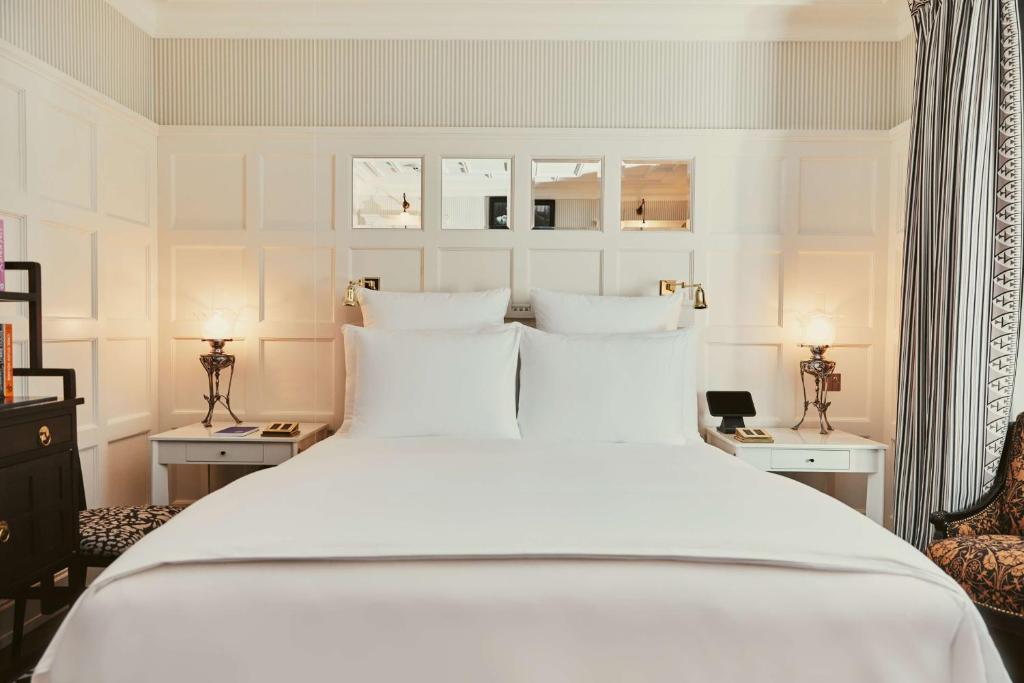 Deluxe Double Room - Image 8