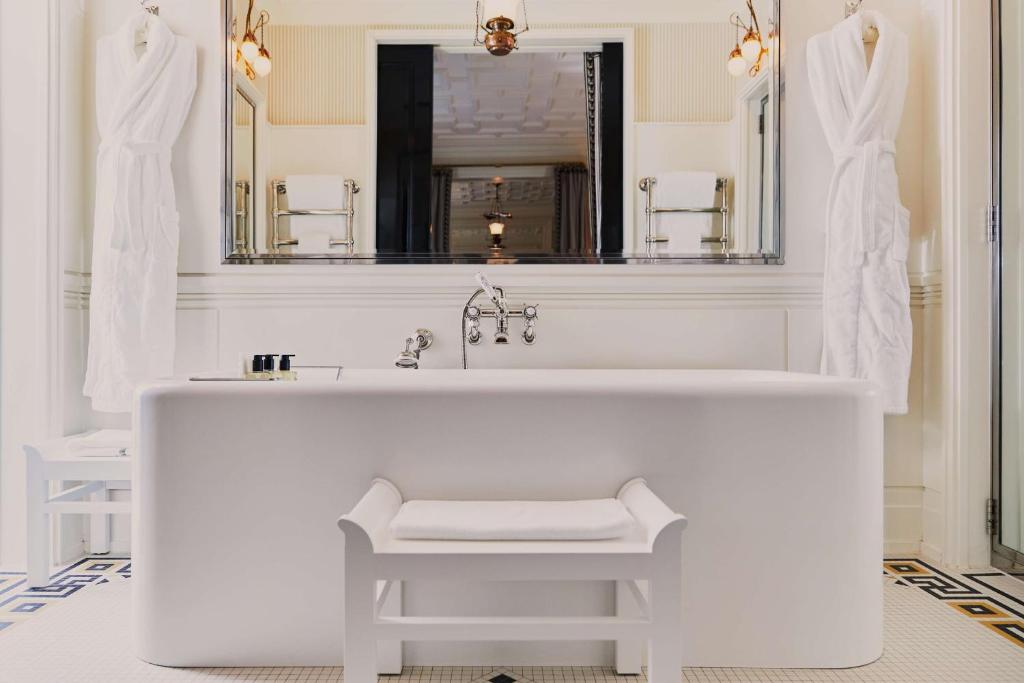 King Suite - Image 11
