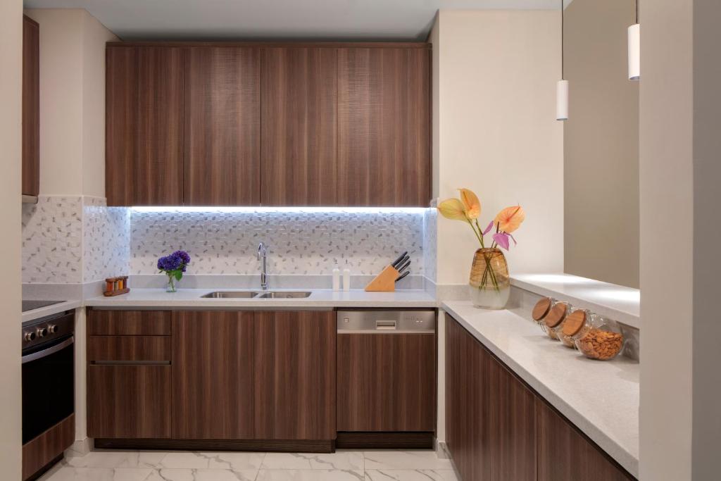 Superior One-Bedroom Apartment with Sea View - Image 2