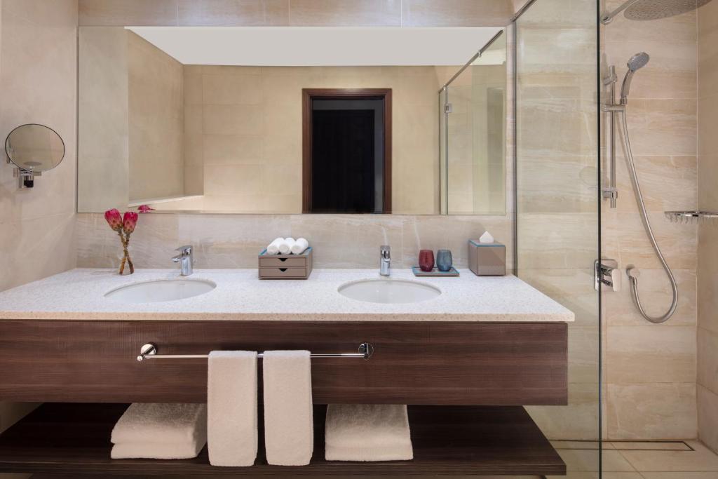 Superior One-Bedroom Apartment with Sea View - Image 5