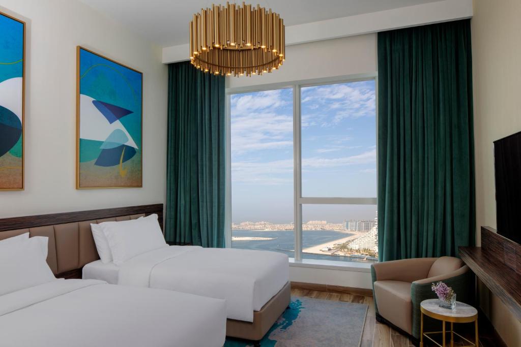 Superior Three-Bedroom Apartment with Sea View - Image 2
