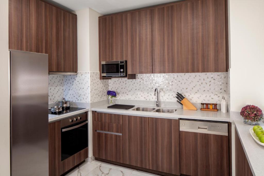 Superior Three-Bedroom Apartment with Sea View - Image 3