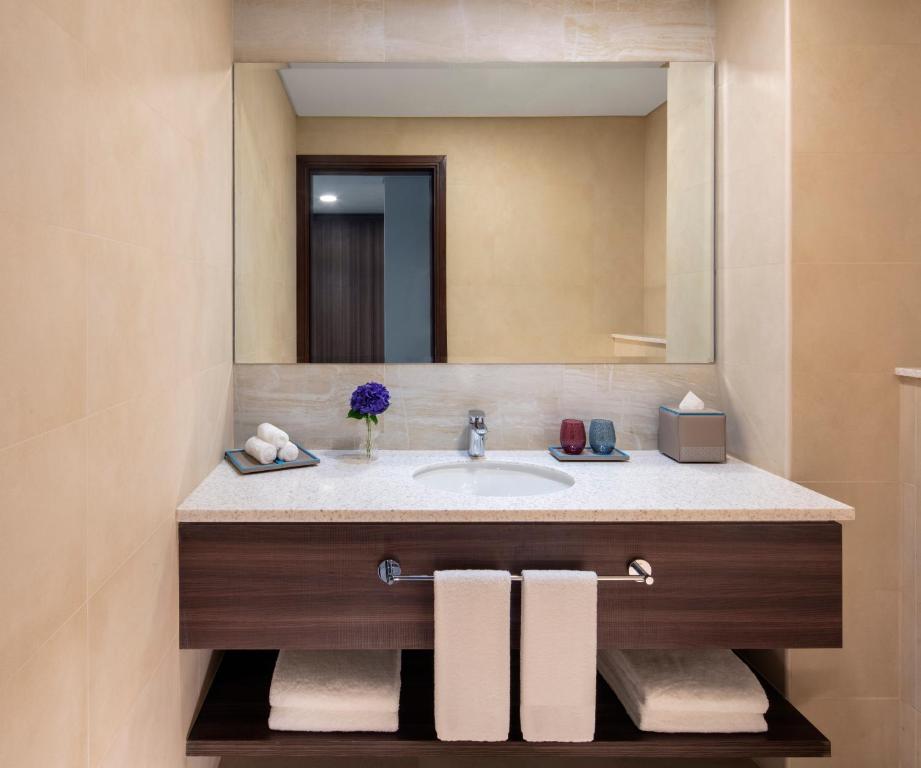 Superior Three-Bedroom Apartment with Sea View - Image 5