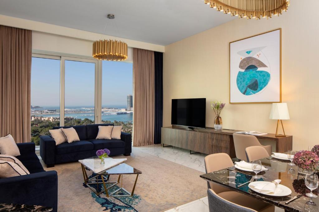 Superior Three-Bedroom Apartment with Sea View - Image 1