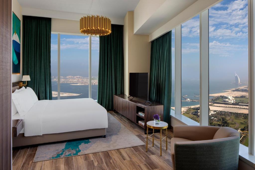 Superior Three-Bedroom Apartment with Sea View - Image 7