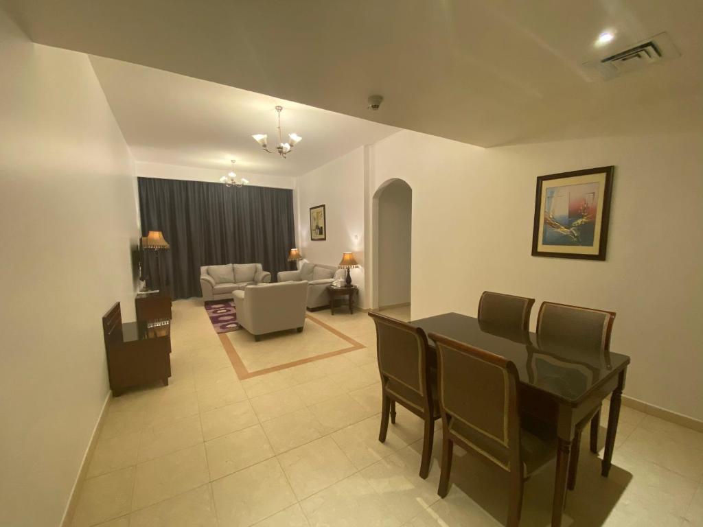 Executive Two-Bedroom Apartment - Image 1