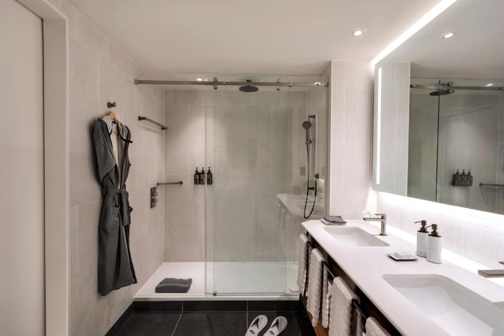 Artist Suite with King Bed - Image 2