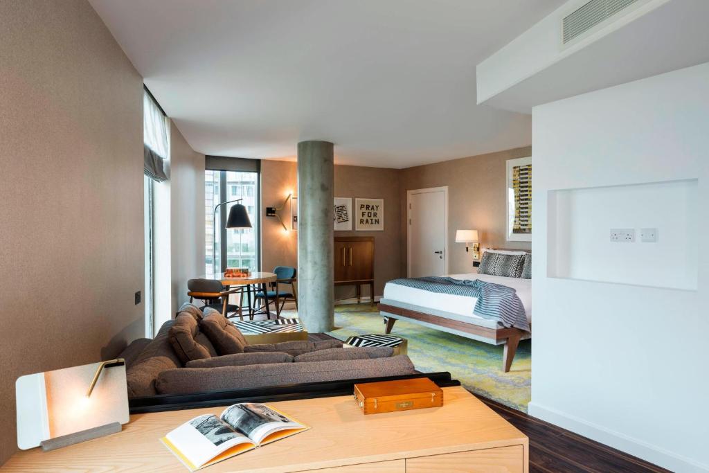 Artist Suite with King Bed - Image 3