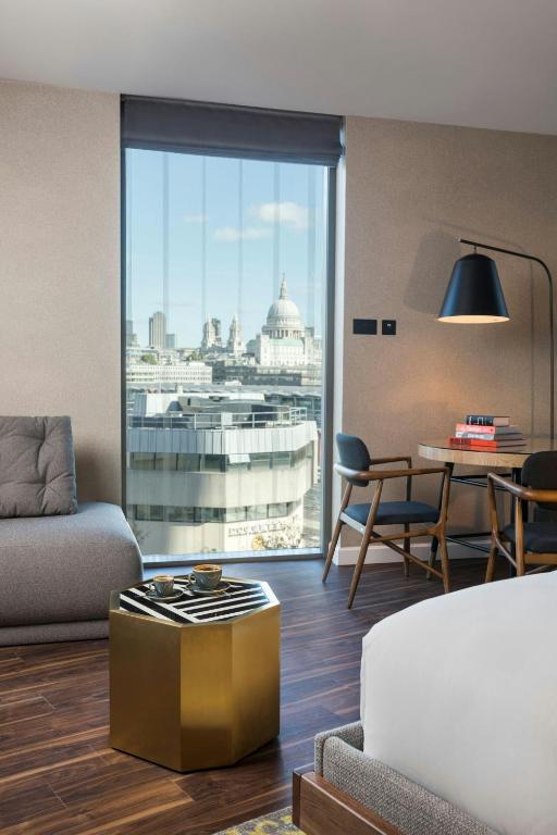 Artist Suite with King Bed - Image 4