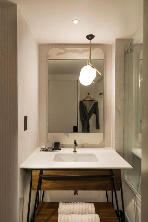 Deluxe King Room - Image 3