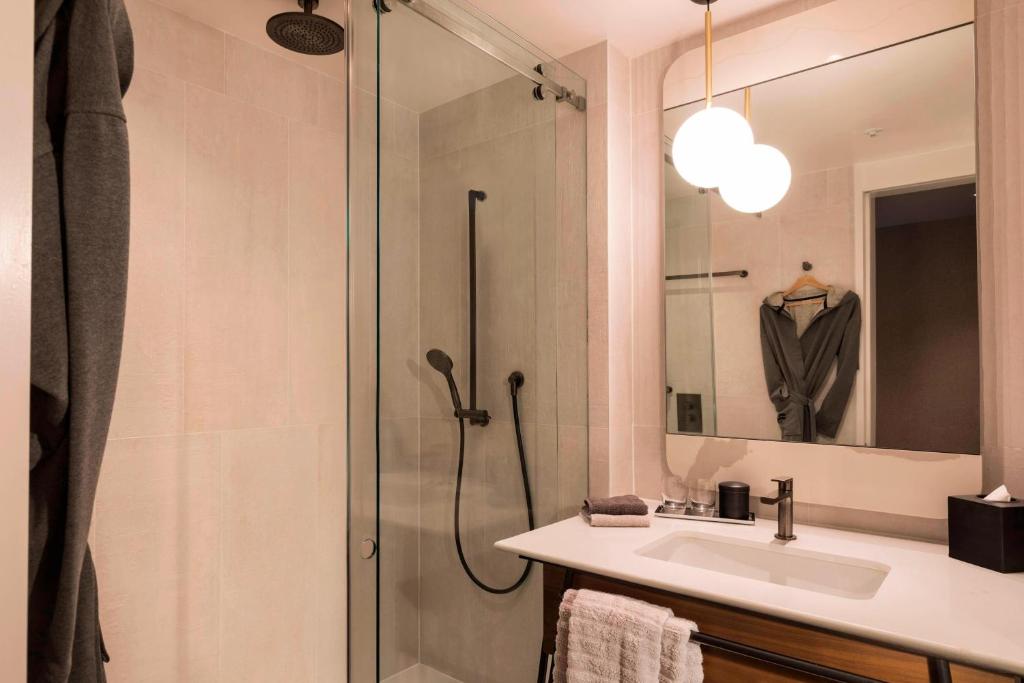 Deluxe King Room - Image 6