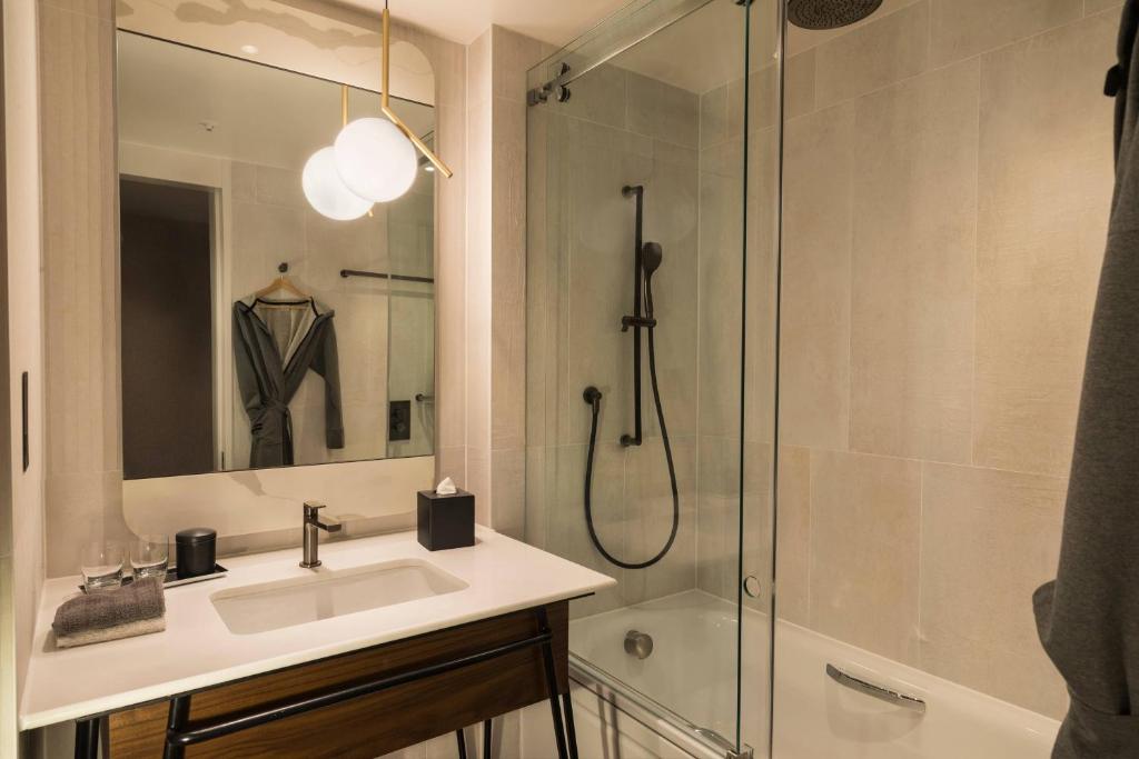 Family Room with Two Queen Beds - Image 4