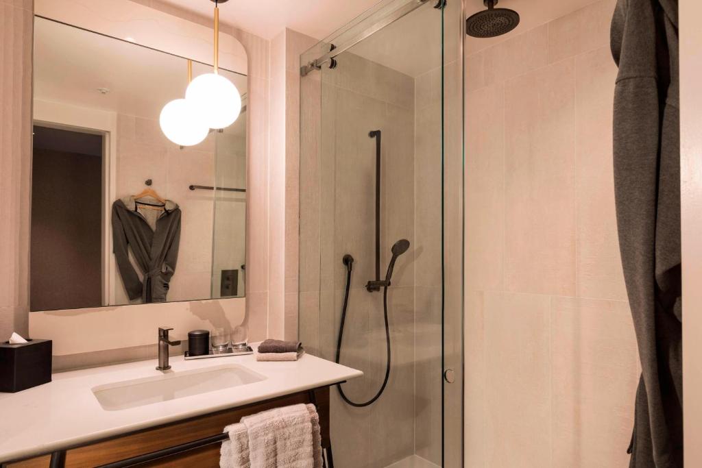 Queen Room - Image 5