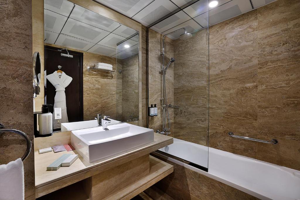 Deluxe Premium Level with Lounge Access - Image 1