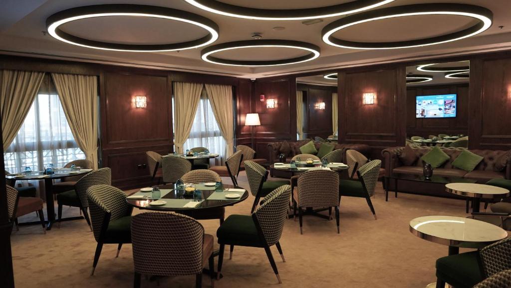 Deluxe Premium Level with Lounge Access - Image 3