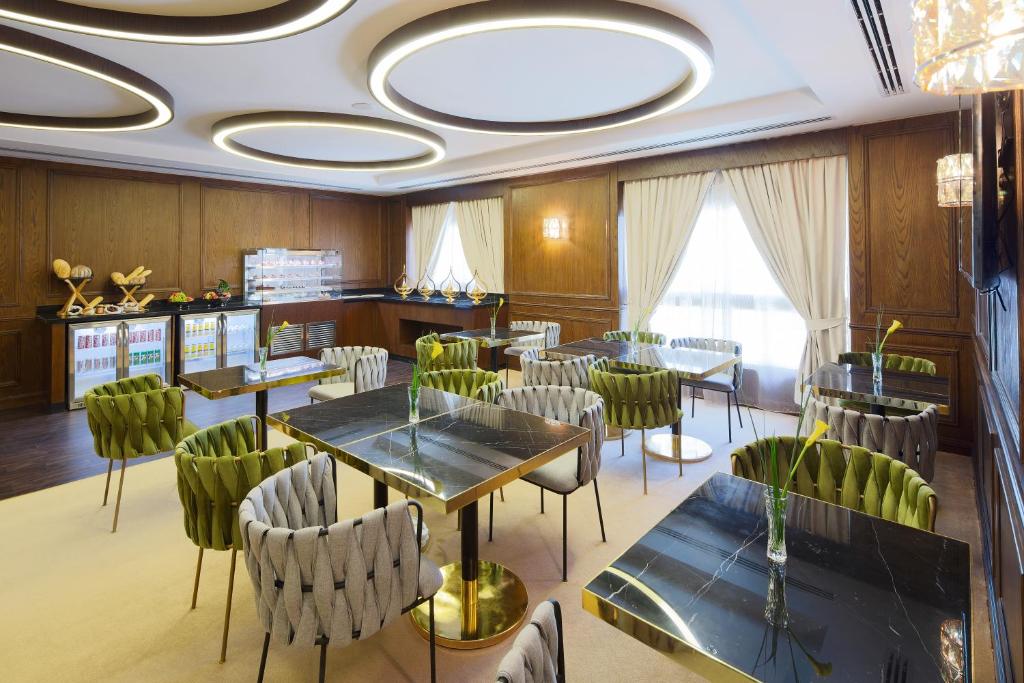 Deluxe Premium Level with Lounge Access - Image 8