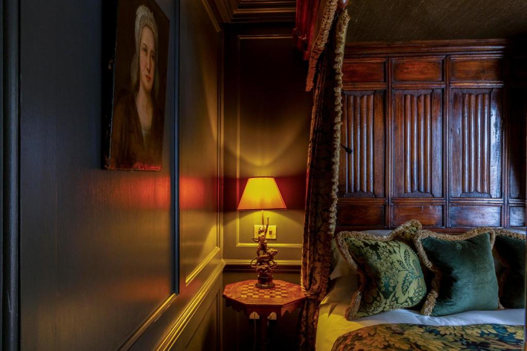 Suite with Sitting Room and Balcony - Image 1