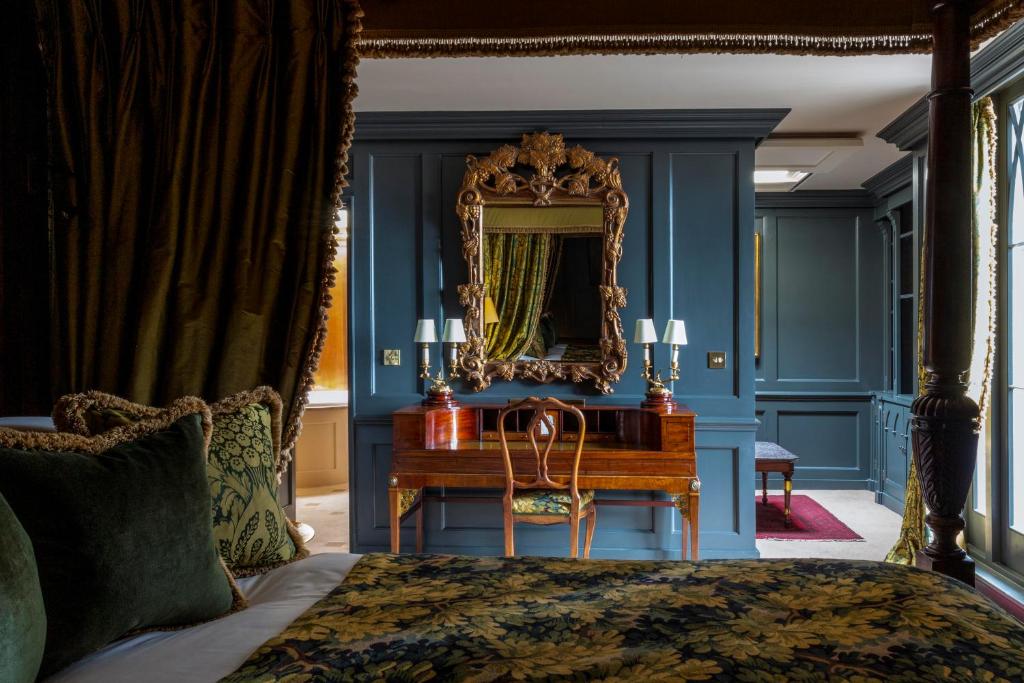 Suite with Sitting Room and Balcony - Image 2