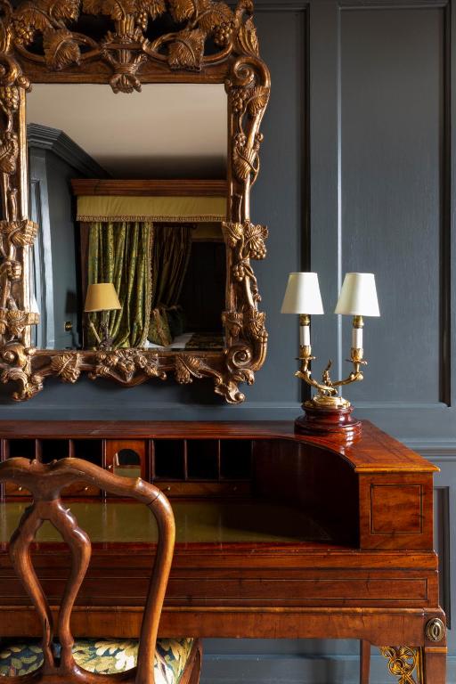 Suite with Sitting Room and Balcony - Image 3