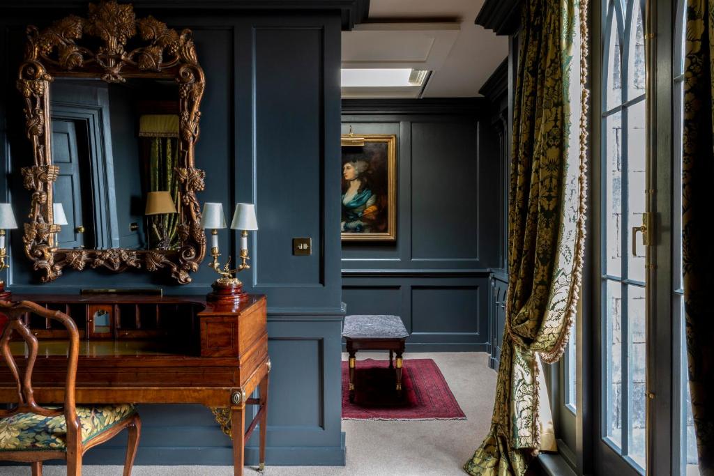 Suite with Sitting Room and Balcony - Image 4