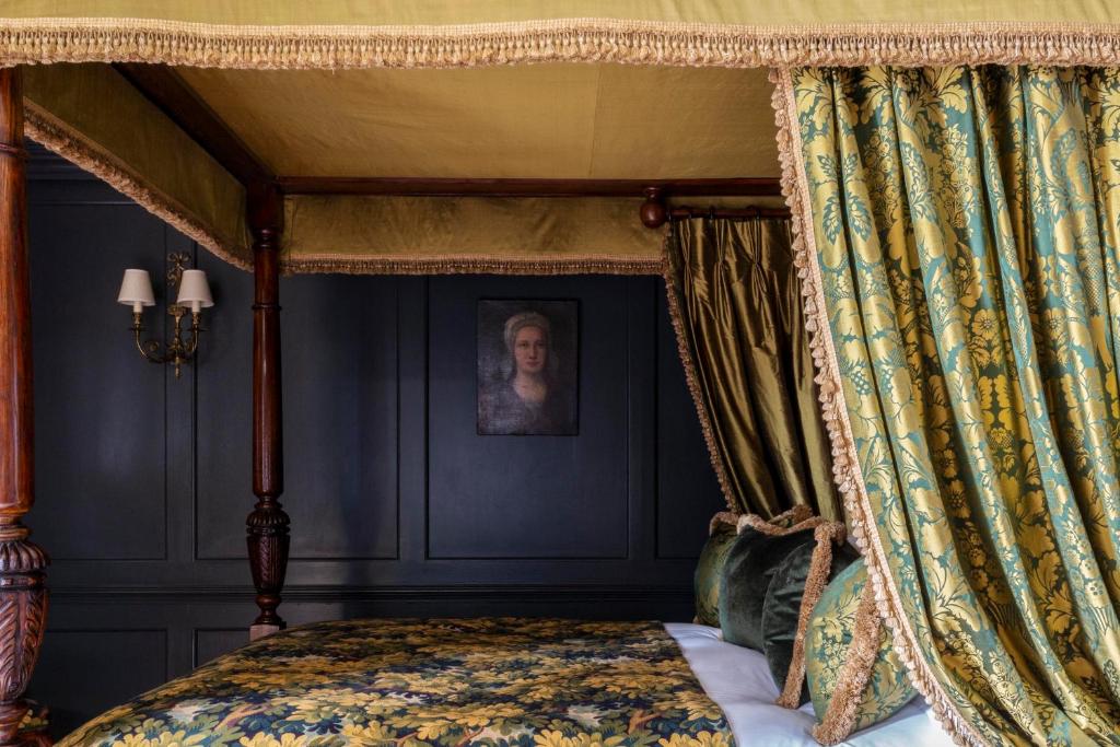 Suite with Sitting Room and Balcony - Image 7