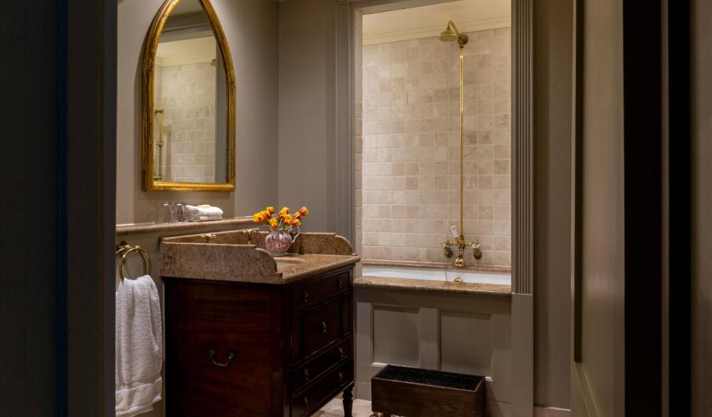 Superior Double Room - Image 11