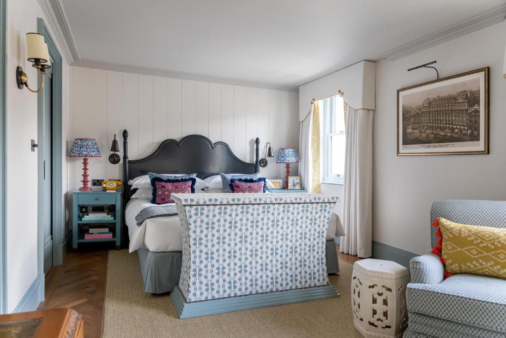 Deluxe King Room - Image 11