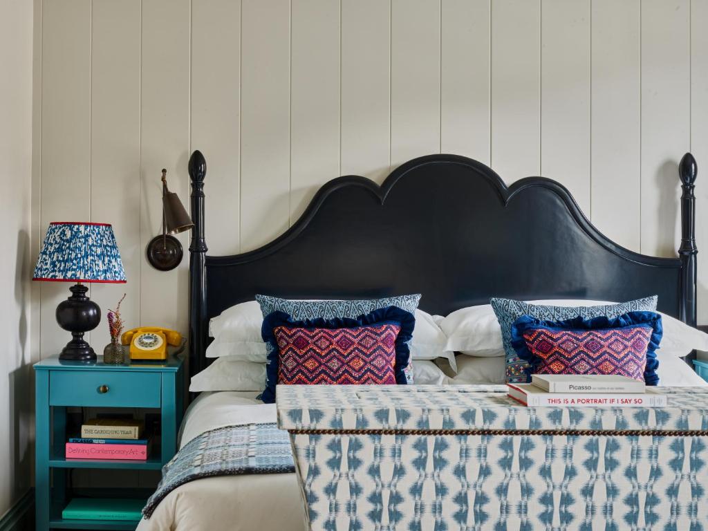 Deluxe King Room - Image 12