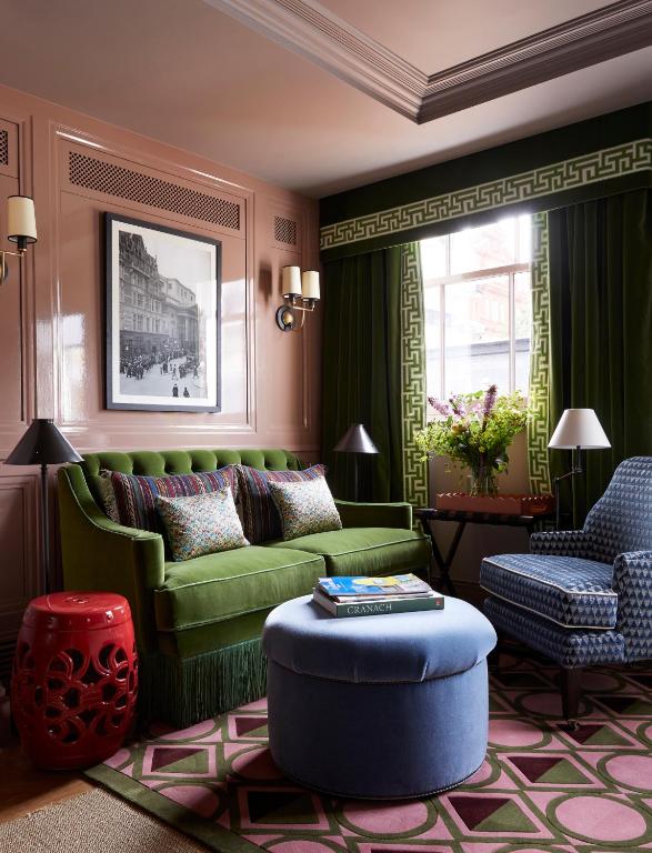 Deluxe King Room - Image 3