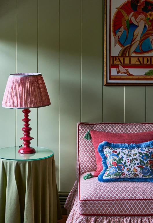 Deluxe King Room - Image 6