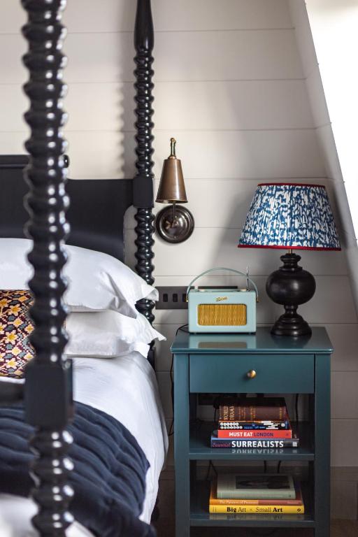 Deluxe King Room - Image 8