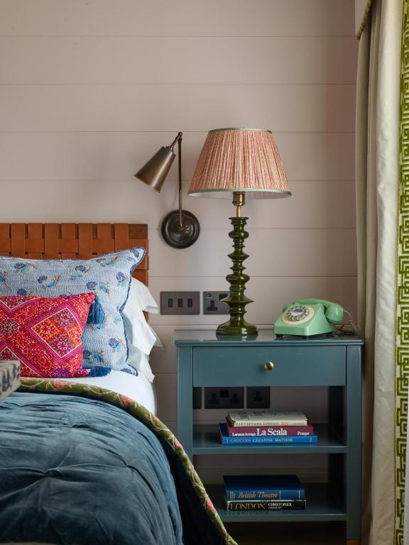 Deluxe King Room - Image 9