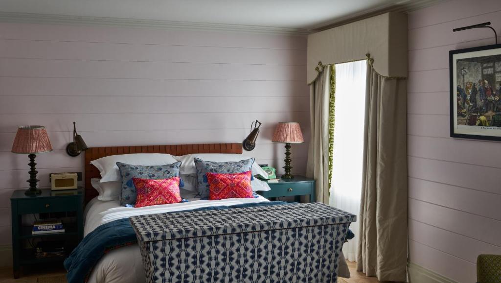 Deluxe King Room - Image 10