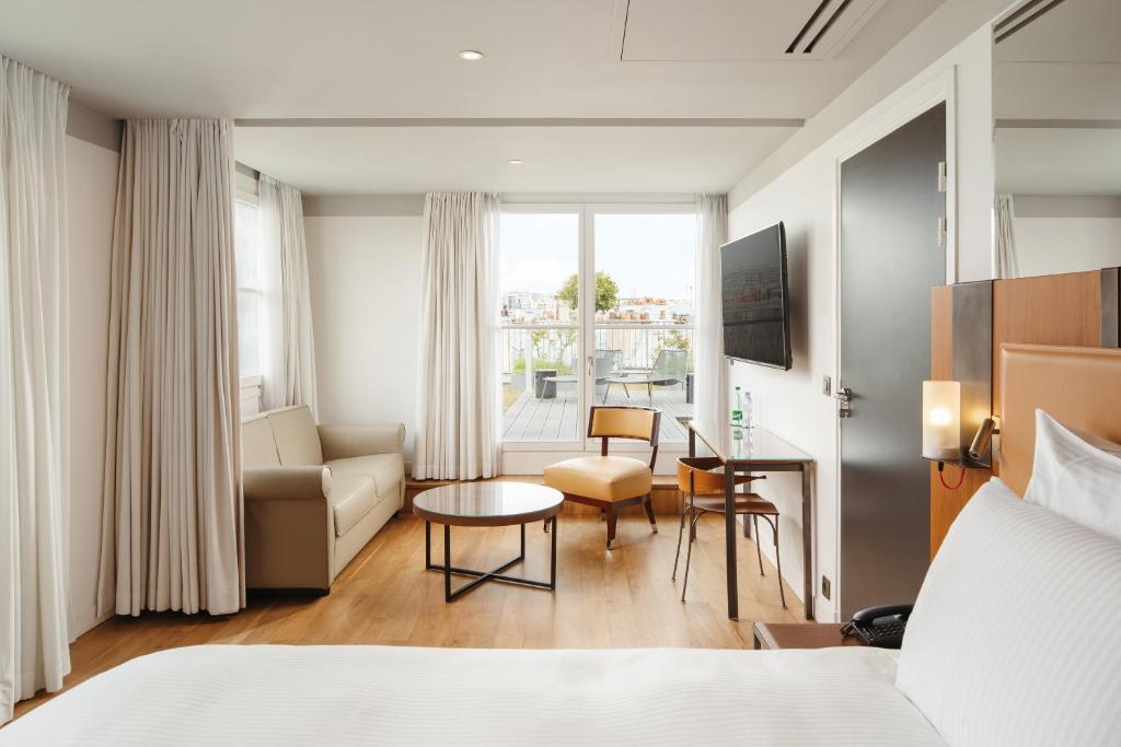 Deluxe Suite with One King Bed and Terrace - Image 2