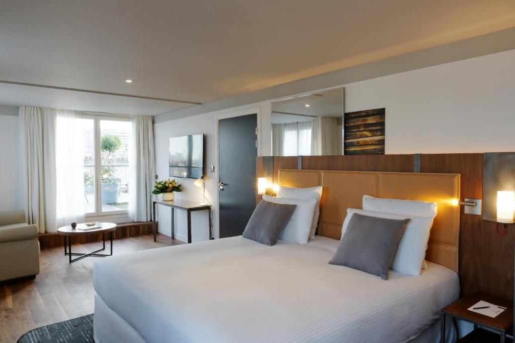 Deluxe Suite with One King Bed and Terrace - Image 3