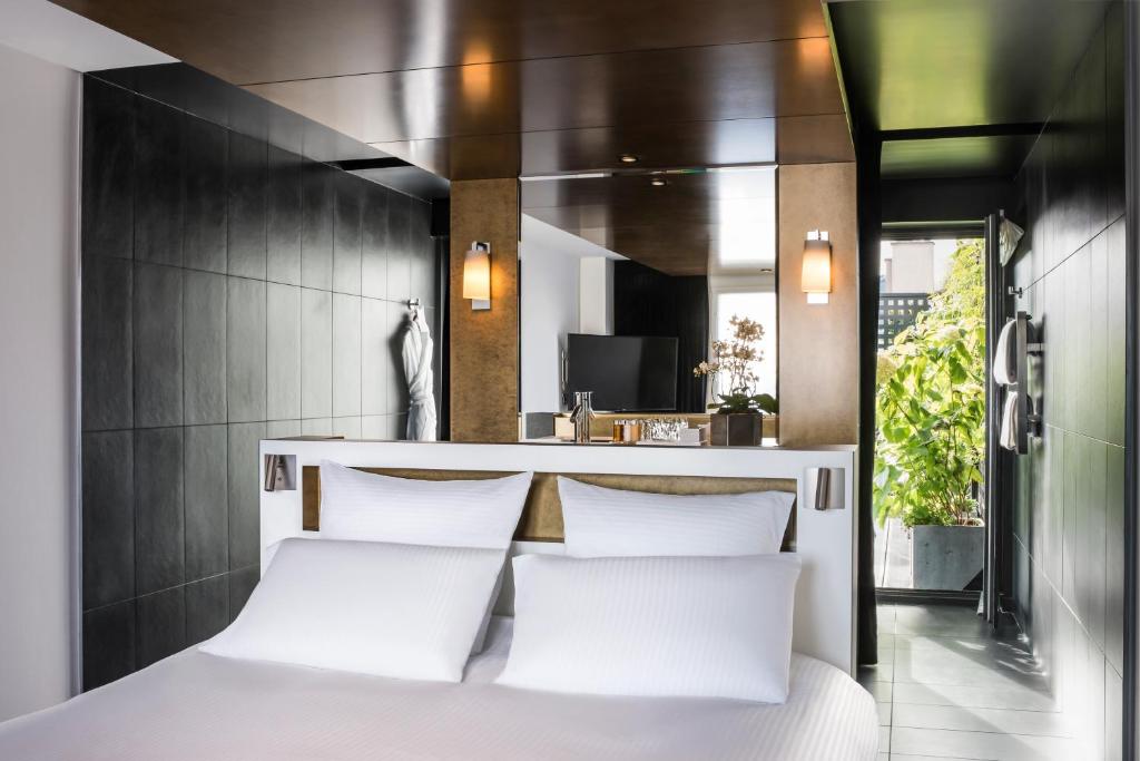 Signature Executive King Suite with Terrace - Image 2