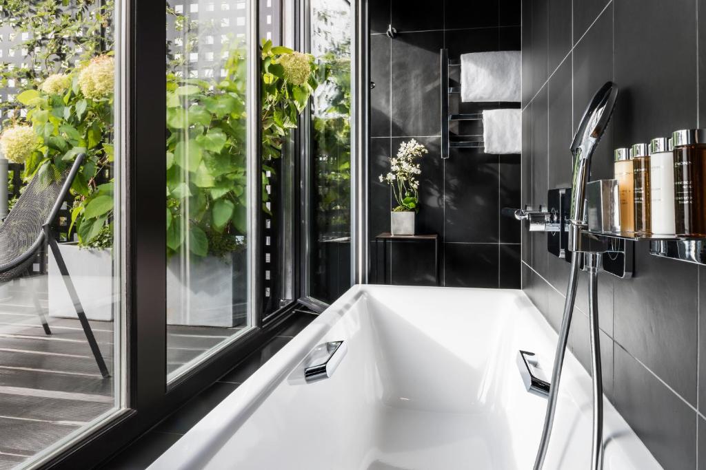 Signature Executive King Suite with Terrace - Image 3