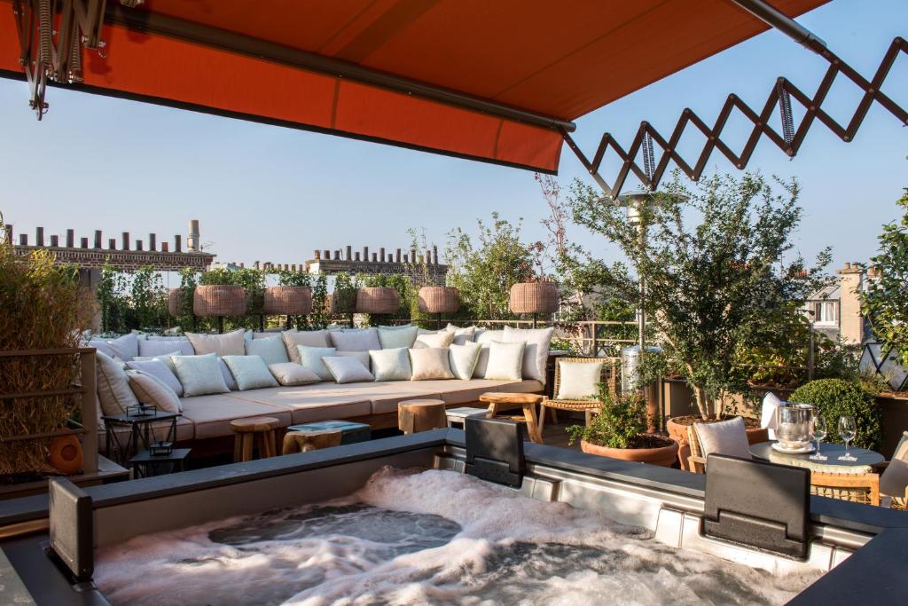 Suite with Terrace and Spa Bath - Image 1