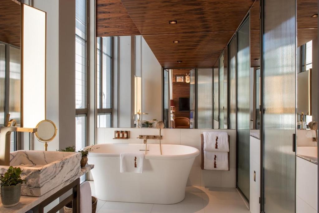 Suite with Terrace and Spa Bath - Image 2